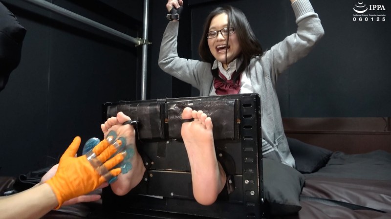 「くすぐりグローブ+ローションで足が無くなるくらいくすぐったいと叫ぶ真冬ちゃんの足枷くすぐり!」わかしラボ WAKA-068 雪奈真冬 3
