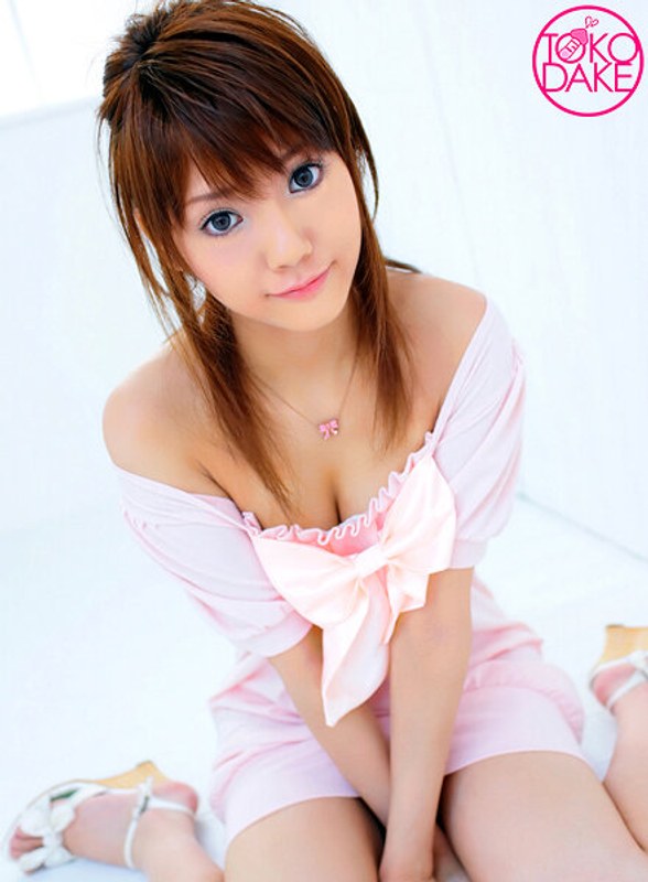 祝!貧乳美女のデビュー初セックス!初めてなのに、感じ過ぎちゃう敏感ボディ。正常位でバンバン突かれ、騎乗位で男優にアシストされ上下前後に動いてイク!今度はバックで合体。奥までピストンでイカされ、正常位でも再びイカされ、最後は同時イキ! みづなれい