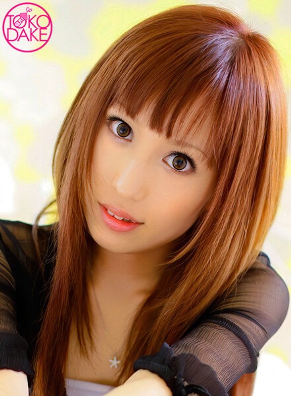 貧乳だけど剛毛マ○コの新人ちゃん、デビュー初セックス!大きな瞳の剛毛ちゃんマ○コを奥まで激しくピストン。ソファの上で騎乗位突上げ&対面ピストン。バックでスレンダーボディをたっぷり突いて、正常位ピストンで最後は胸射! かなみ芽梨
